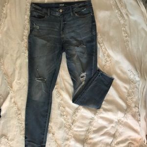 Distressed skinny jeans